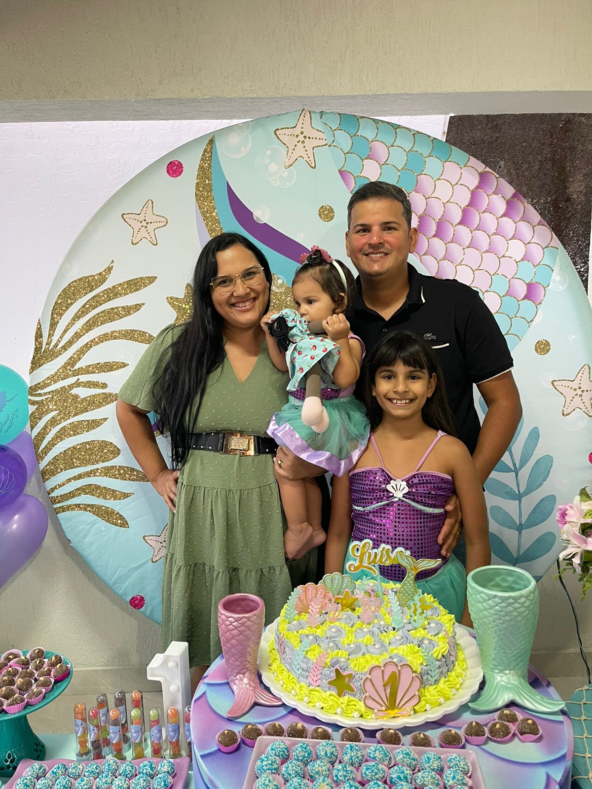 Merciane e família comemorando o 1º ano da filha caçula